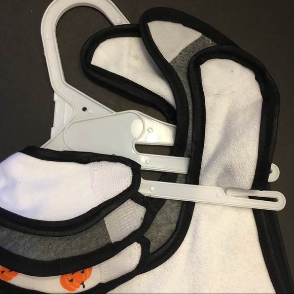 3/$20 💞NWOT 3 Pack Modern Baby Halloween Bibs - Picture 5 of 5